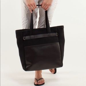 Lululemon urban oasis back tote.